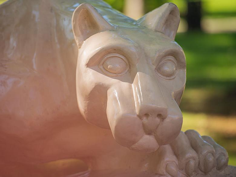 A close-up of the lion shrine at <a href='http://p.bio365l.net'>十大网投平台信誉排行榜</a>阿尔图纳分校